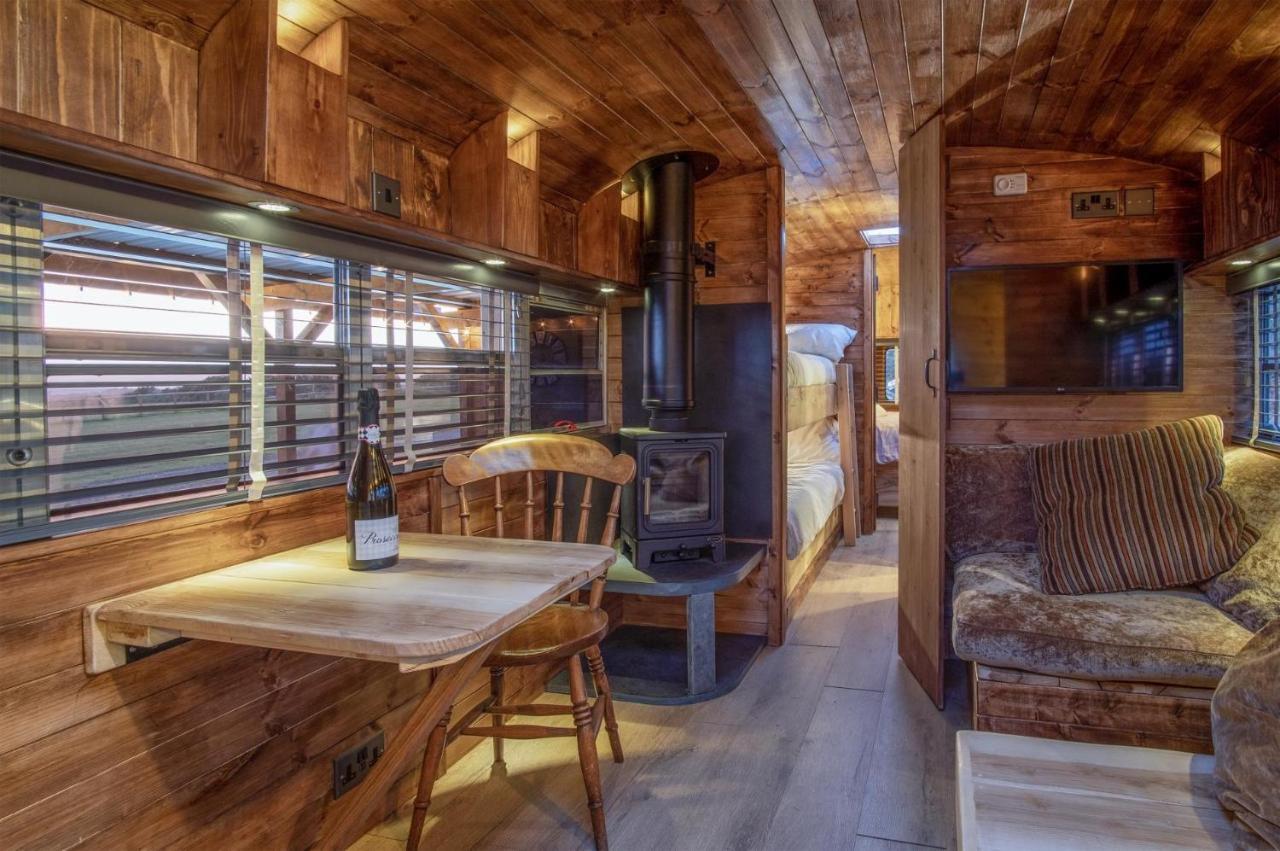 American School Bus - 1 Bedroom - Blossom Farm - Tiers Cross Johnston Dış mekan fotoğraf