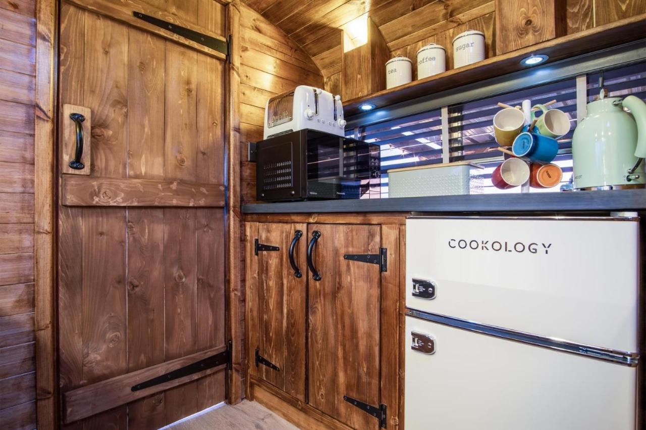 American School Bus - 1 Bedroom - Blossom Farm - Tiers Cross Johnston Dış mekan fotoğraf