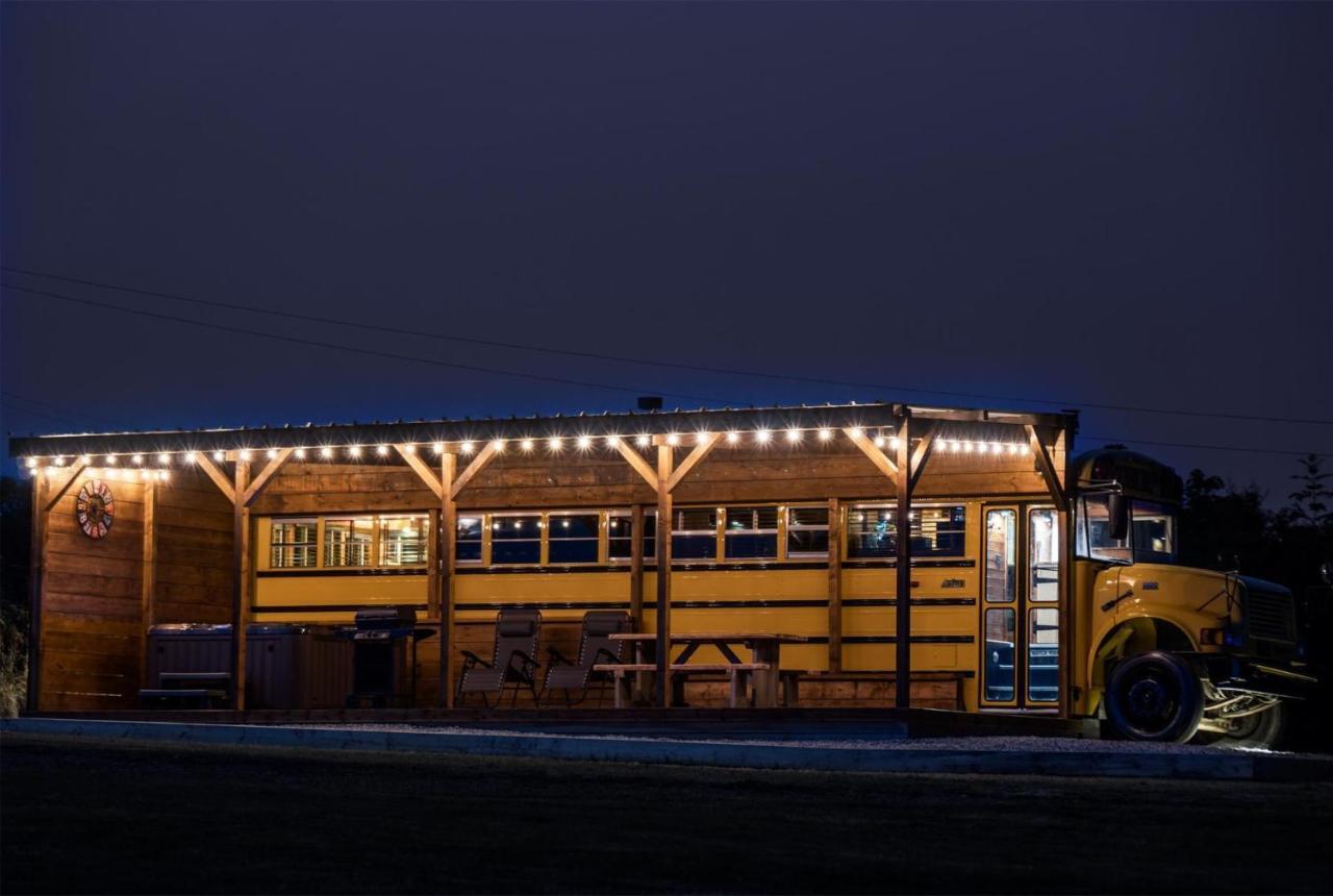 American School Bus - 1 Bedroom - Blossom Farm - Tiers Cross Johnston Dış mekan fotoğraf