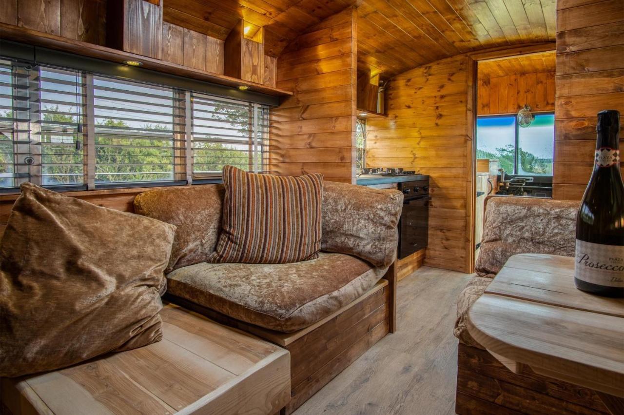 American School Bus - 1 Bedroom - Blossom Farm - Tiers Cross Johnston Dış mekan fotoğraf