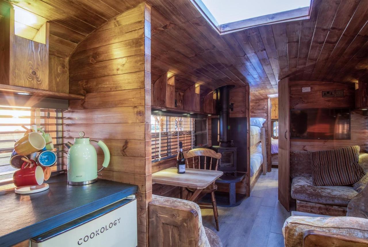 American School Bus - 1 Bedroom - Blossom Farm - Tiers Cross Johnston Dış mekan fotoğraf