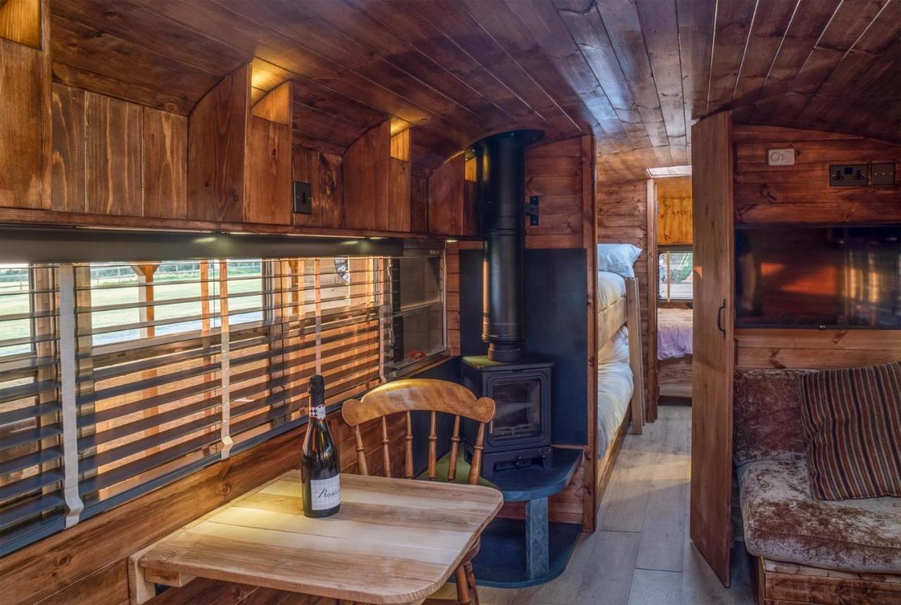 American School Bus - 1 Bedroom - Blossom Farm - Tiers Cross Johnston Dış mekan fotoğraf
