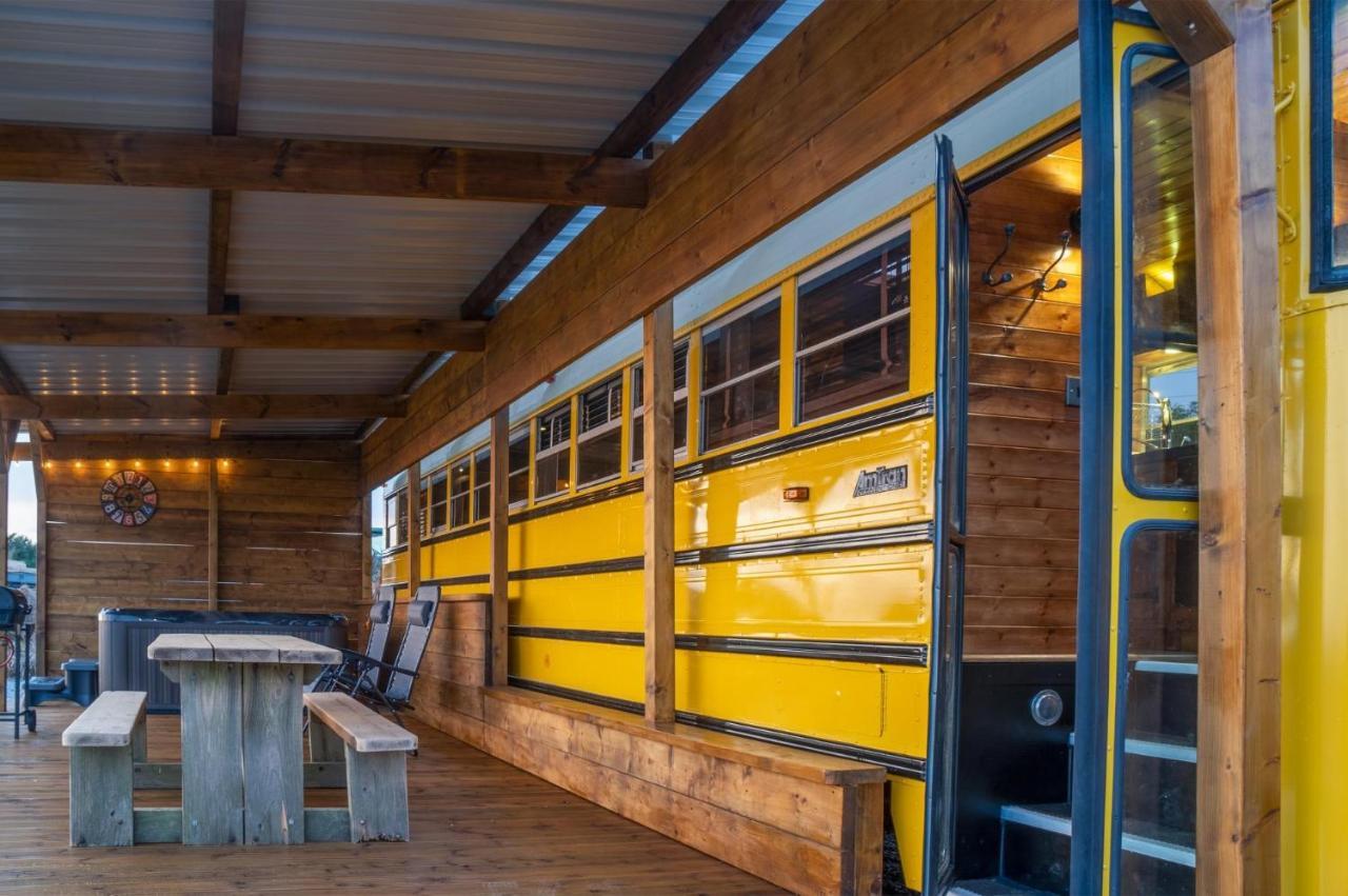 American School Bus - 1 Bedroom - Blossom Farm - Tiers Cross Johnston Dış mekan fotoğraf