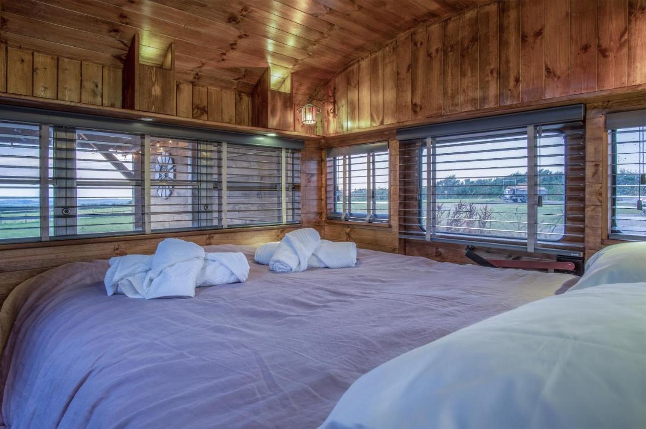 American School Bus - 1 Bedroom - Blossom Farm - Tiers Cross Johnston Dış mekan fotoğraf