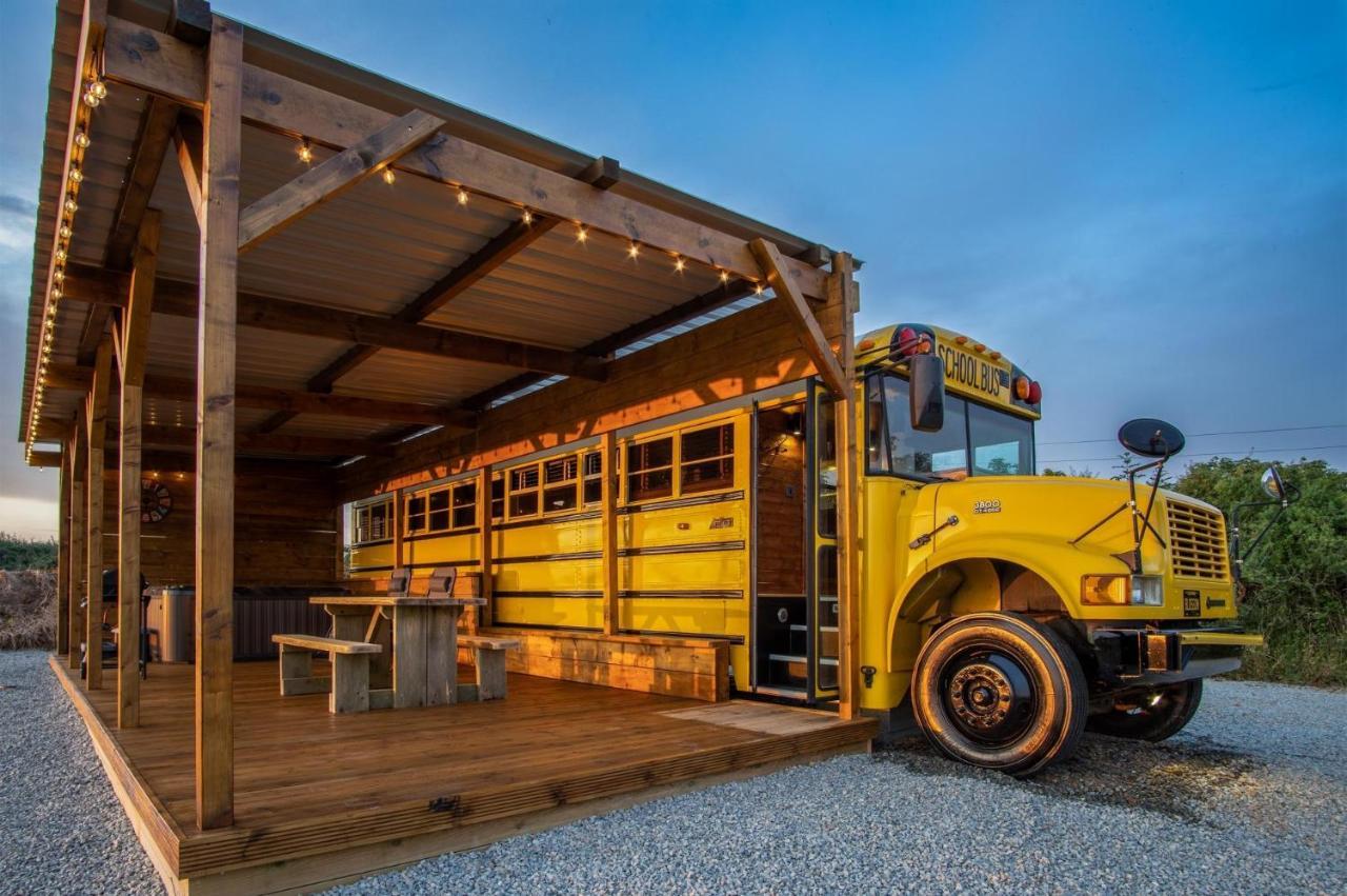 American School Bus - 1 Bedroom - Blossom Farm - Tiers Cross Johnston Dış mekan fotoğraf