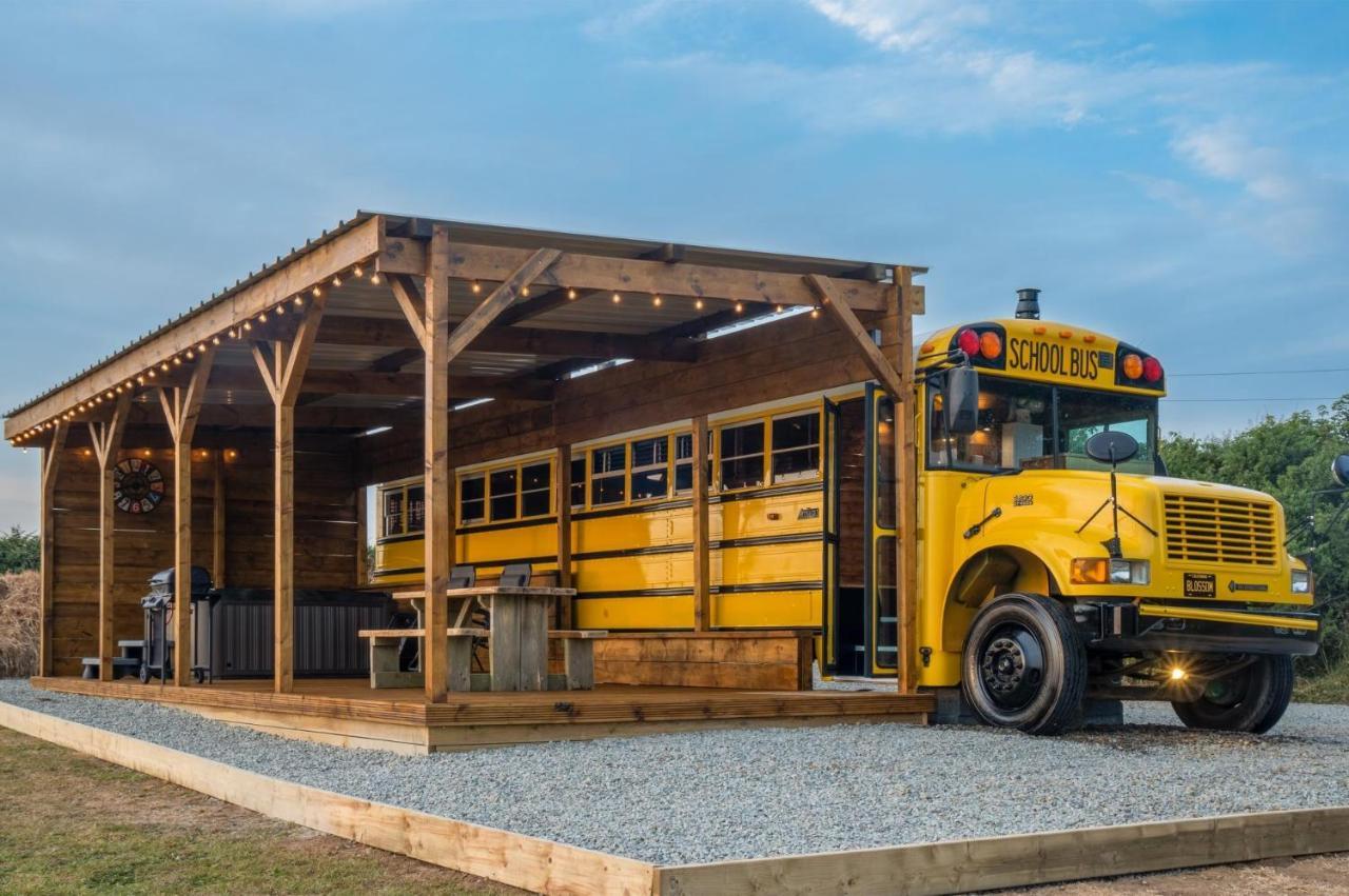 American School Bus - 1 Bedroom - Blossom Farm - Tiers Cross Johnston Dış mekan fotoğraf