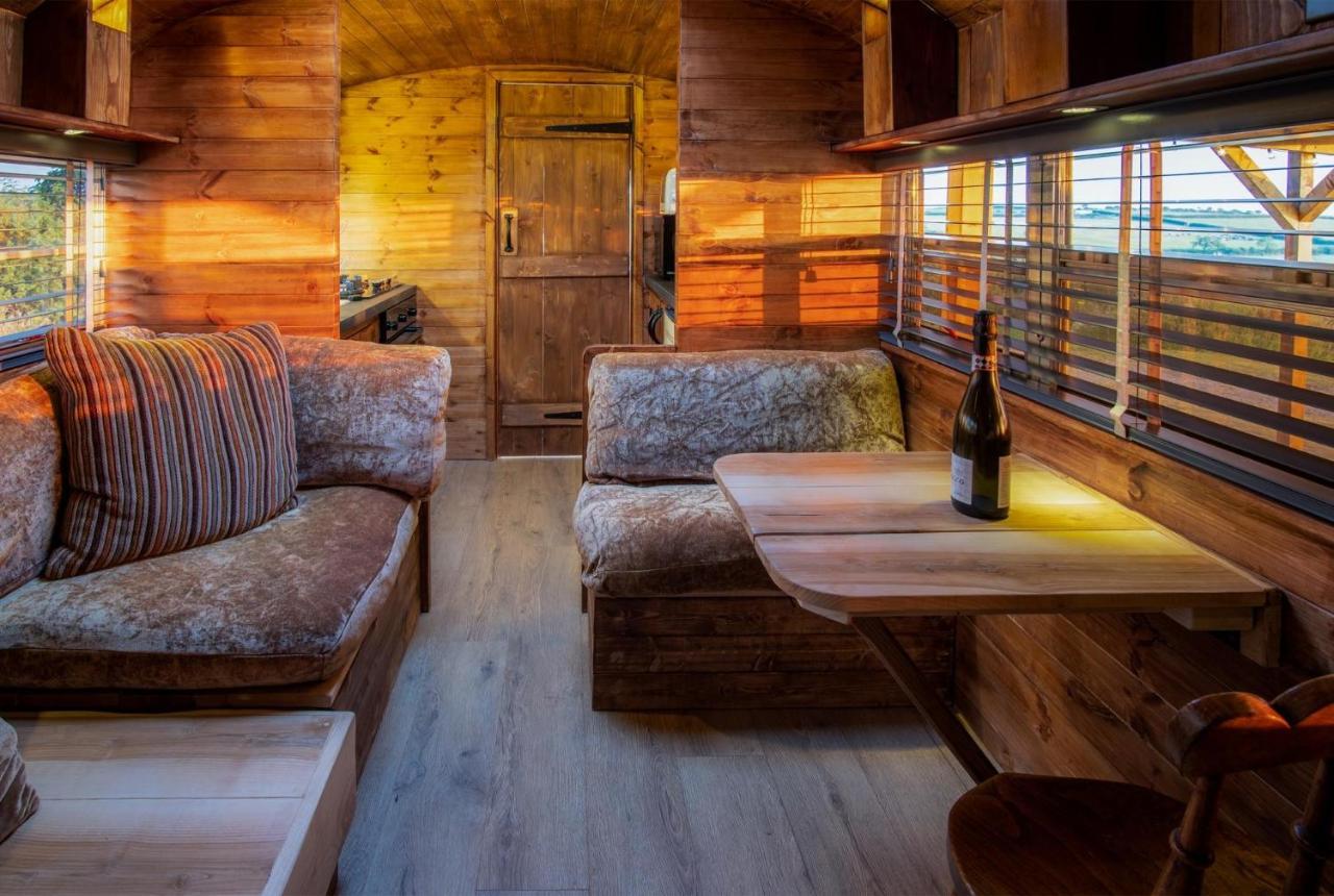 American School Bus - 1 Bedroom - Blossom Farm - Tiers Cross Johnston Dış mekan fotoğraf