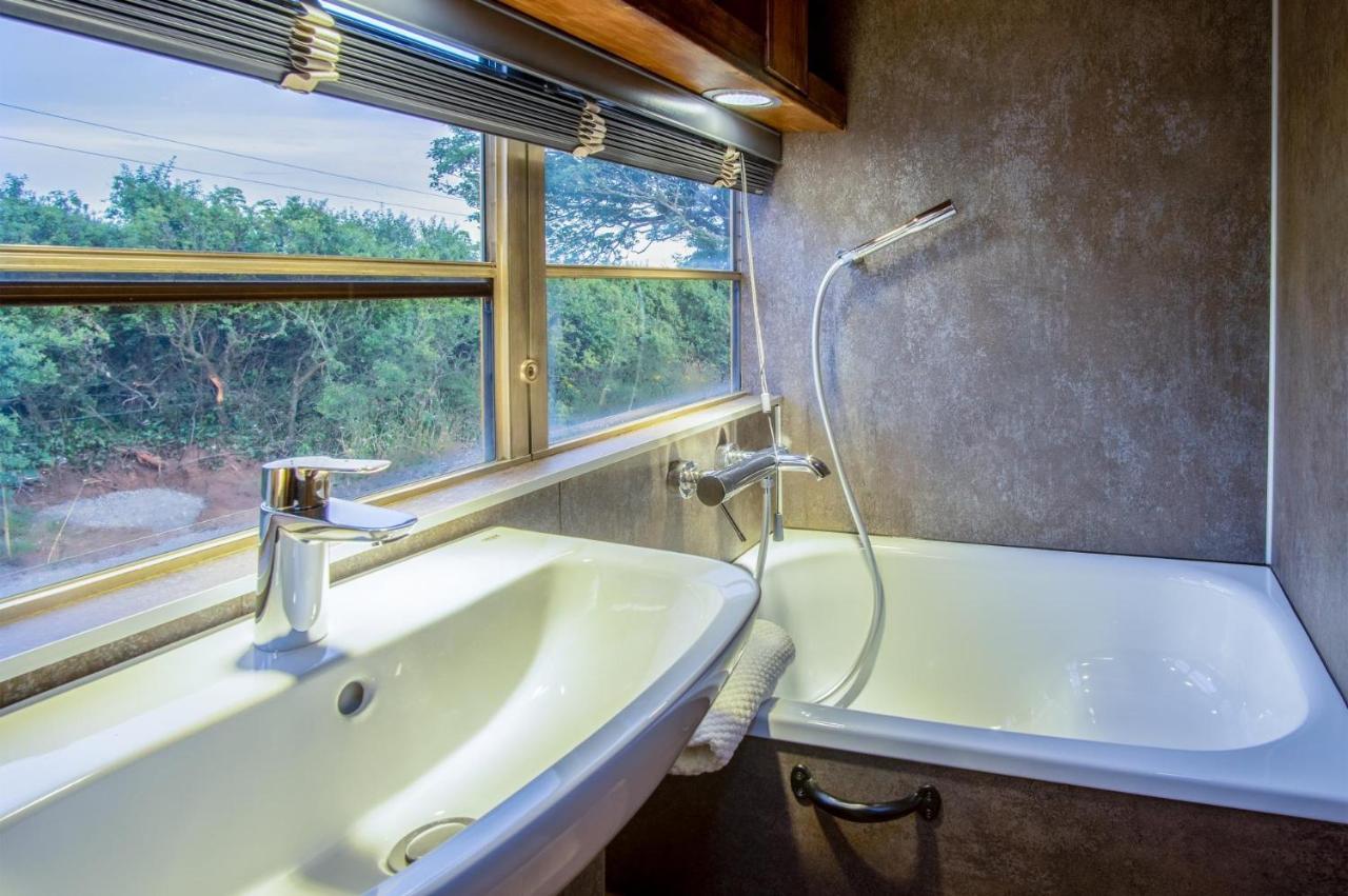 American School Bus - 1 Bedroom - Blossom Farm - Tiers Cross Johnston Dış mekan fotoğraf