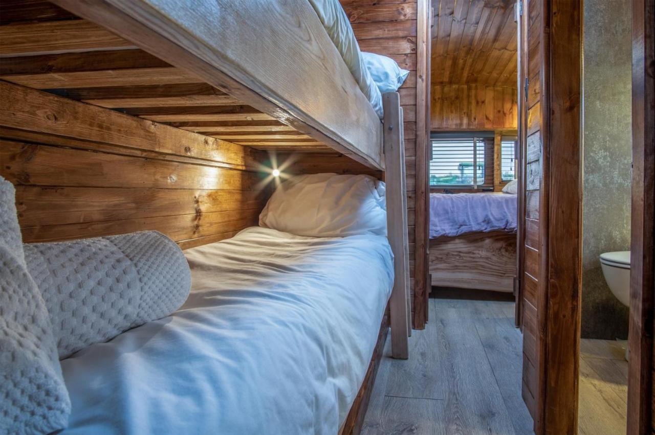 American School Bus - 1 Bedroom - Blossom Farm - Tiers Cross Johnston Dış mekan fotoğraf