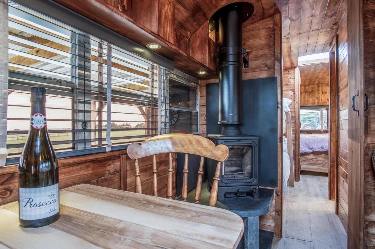 American School Bus - 1 Bedroom - Blossom Farm - Tiers Cross Johnston Dış mekan fotoğraf