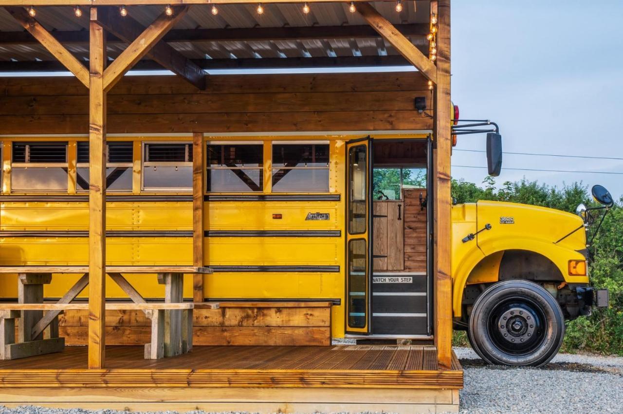 American School Bus - 1 Bedroom - Blossom Farm - Tiers Cross Johnston Dış mekan fotoğraf