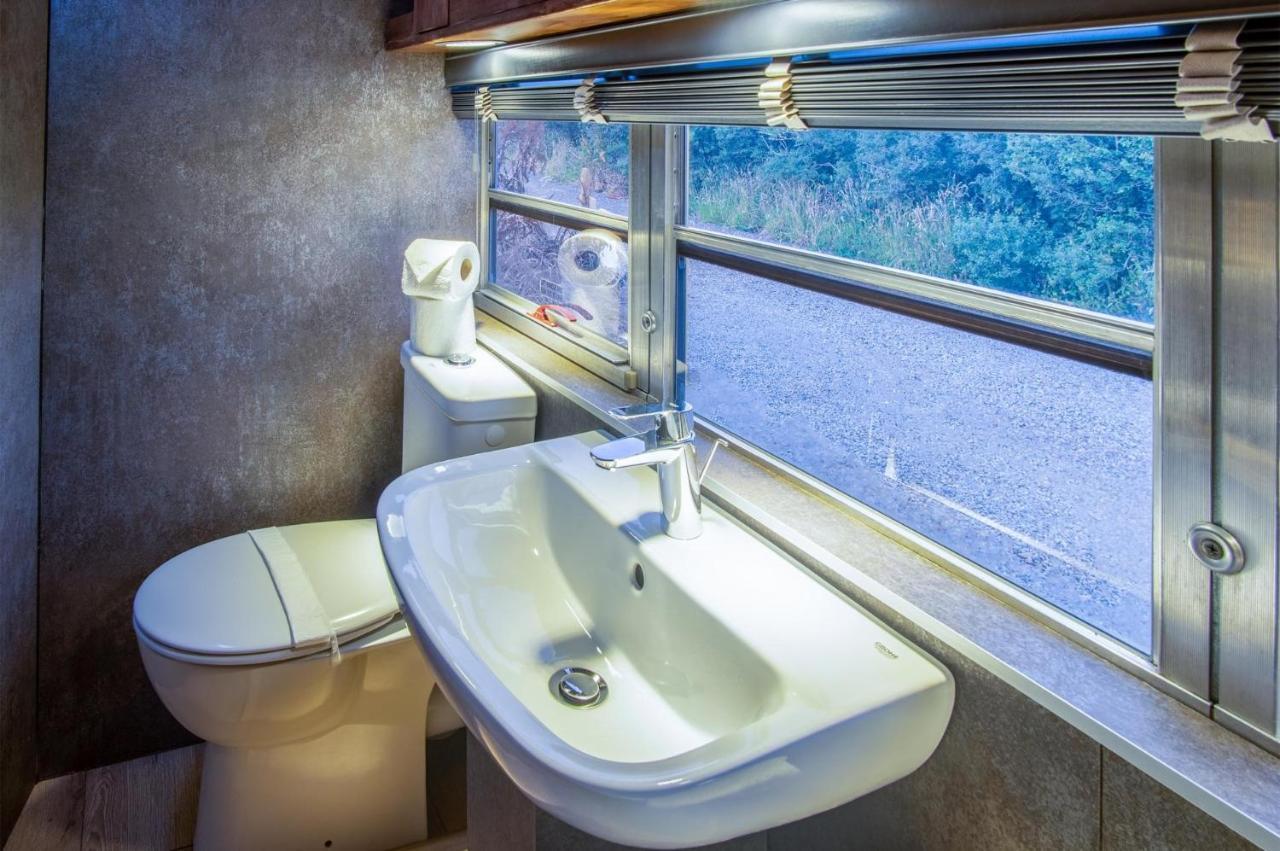 American School Bus - 1 Bedroom - Blossom Farm - Tiers Cross Johnston Dış mekan fotoğraf